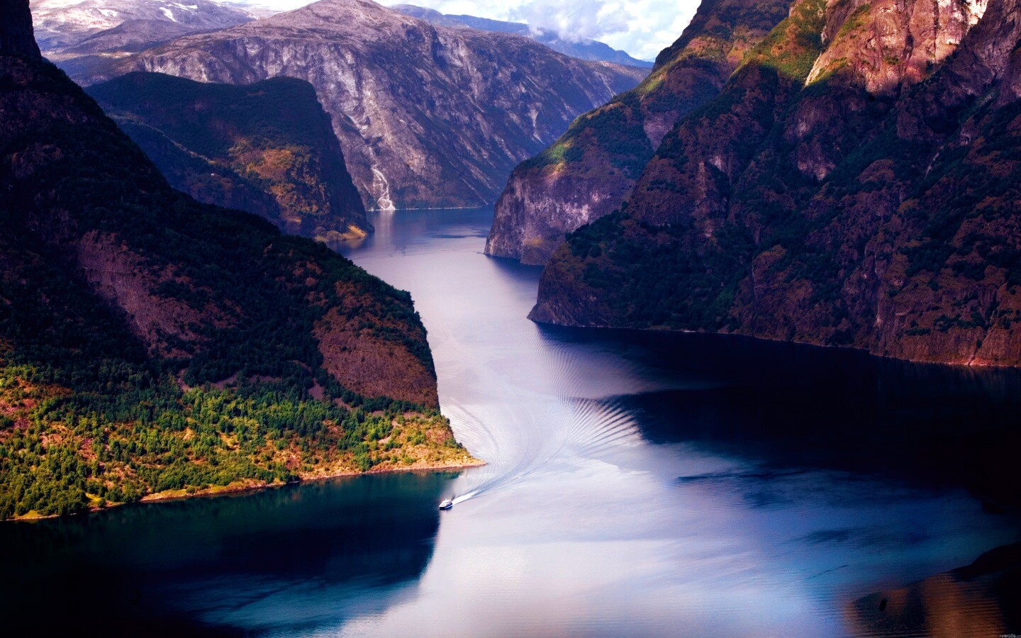 Лодка на реке среди высоких гор обои