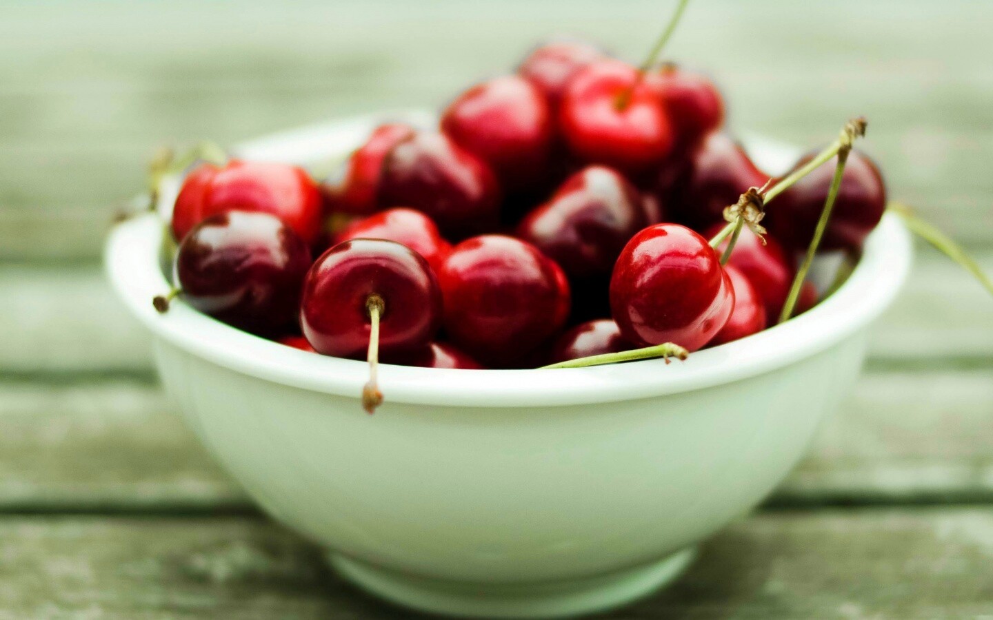 Миска спелой черешни обои