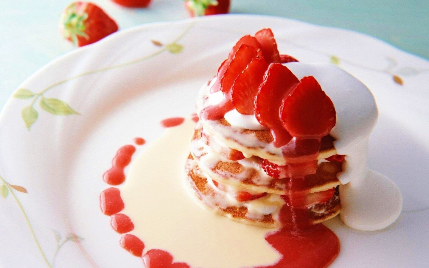 Блинчики с клубникой обои