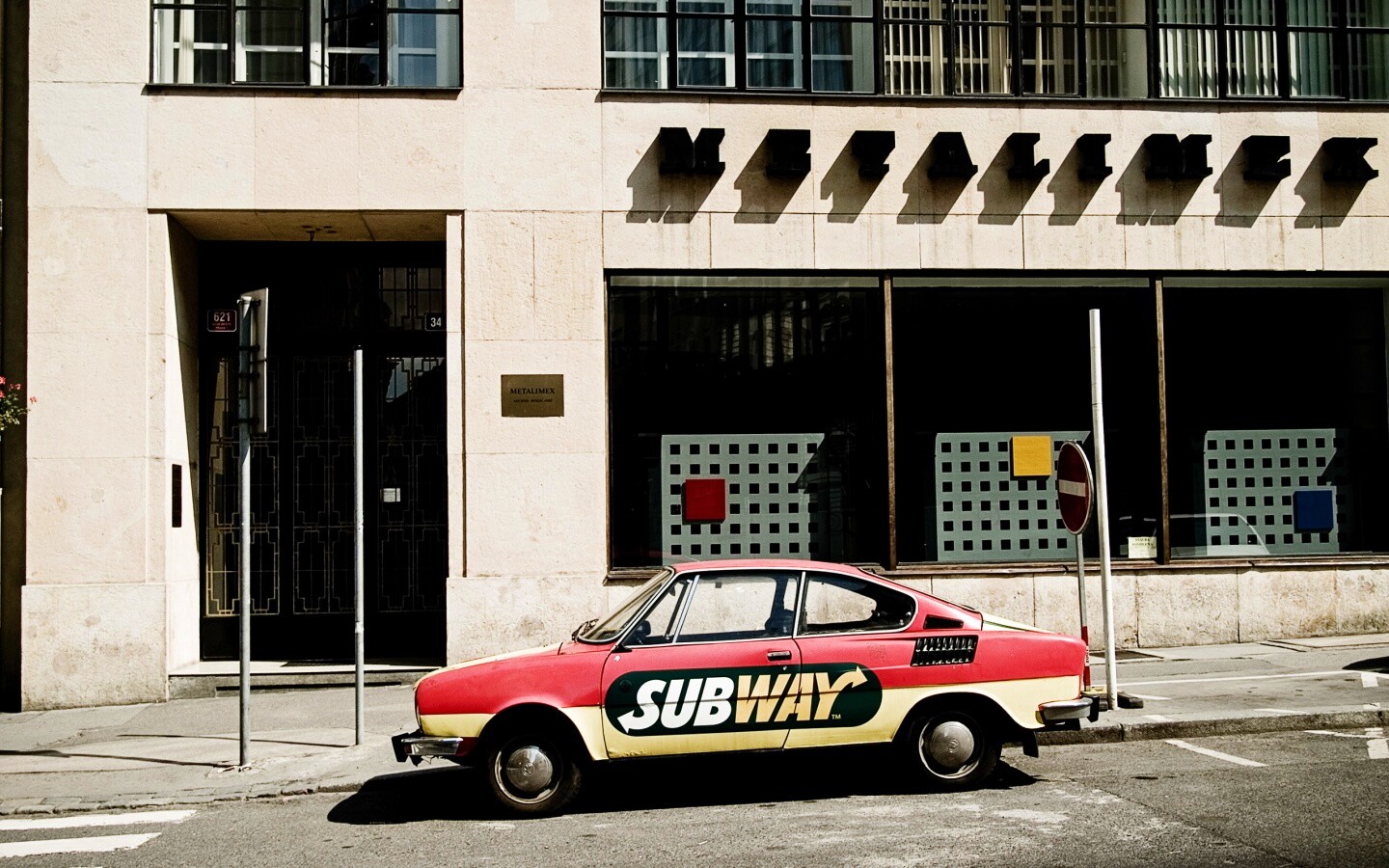 Реклама Subway на машине в Праге обои