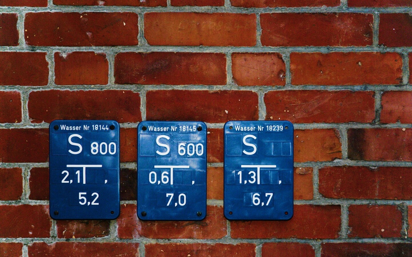 Стена с обозначениями обои