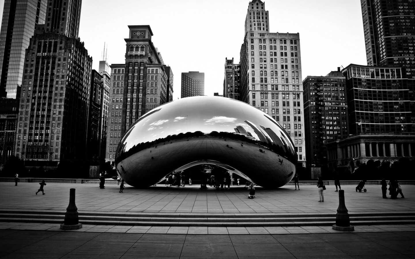 Отражение города в зеркальном монументе обои