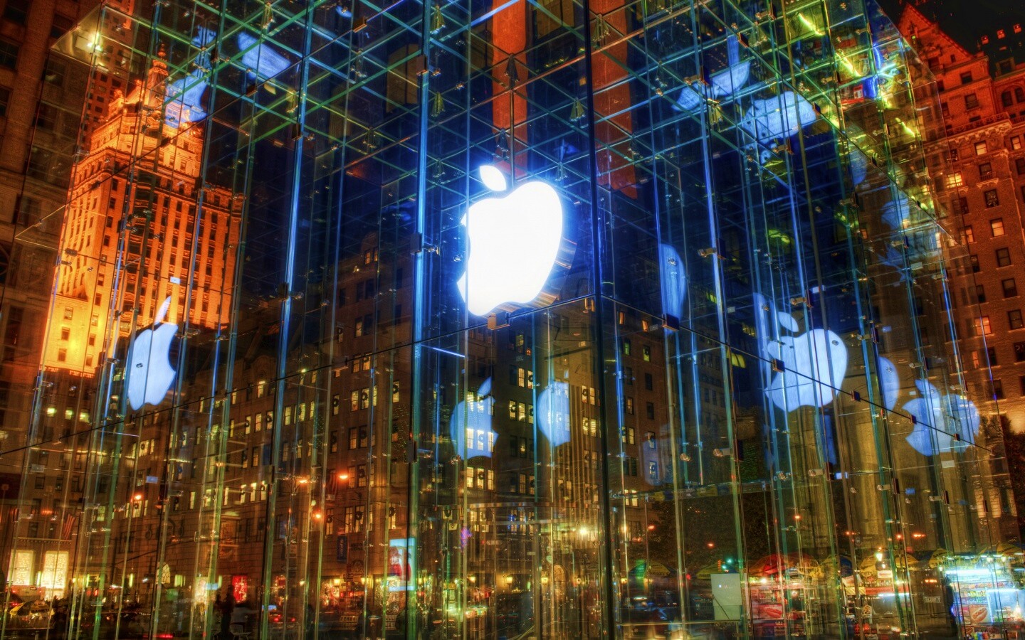 Отражение логотипа Apple в стеклянном здании обои