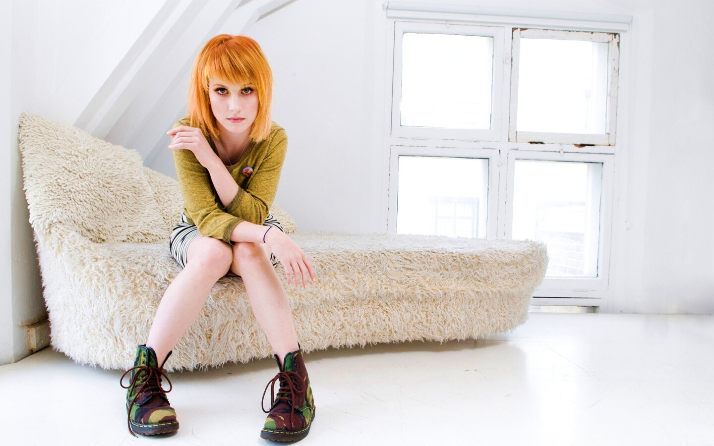 Рыжая в комнате обои