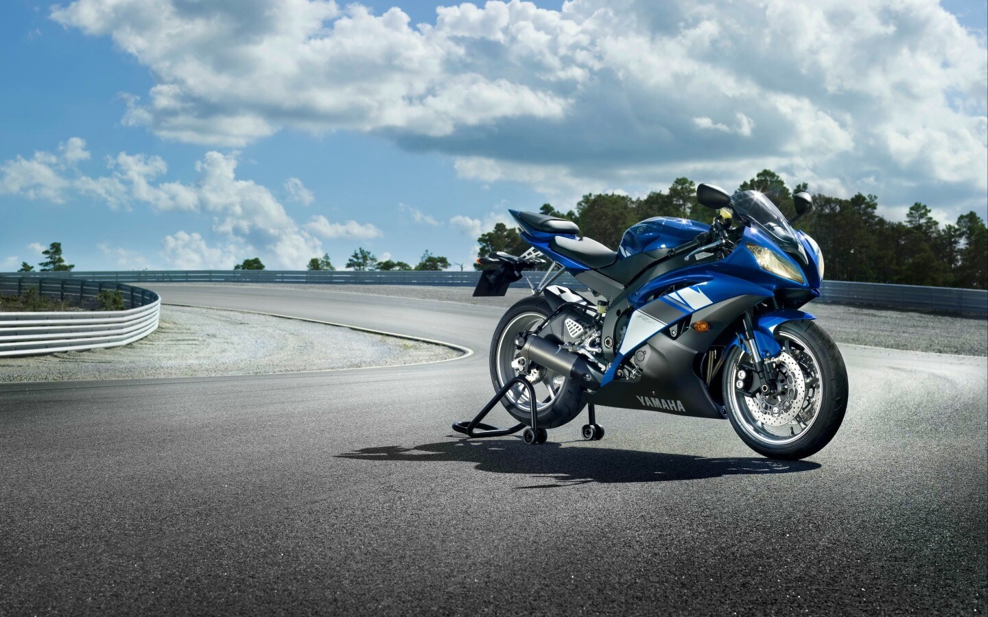 Yamaha R6 на трассе обои