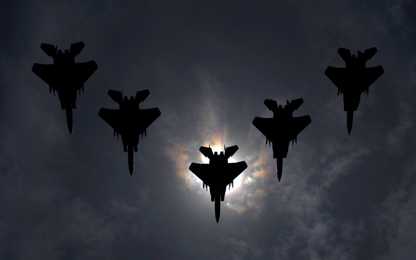 Ряд истрибителей на фоне солнца обои