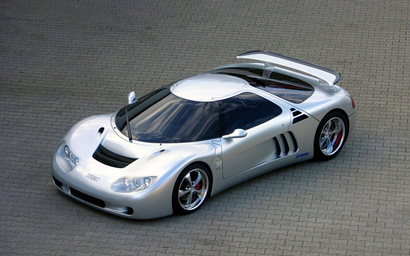 Красивый серебристый спорткар обои