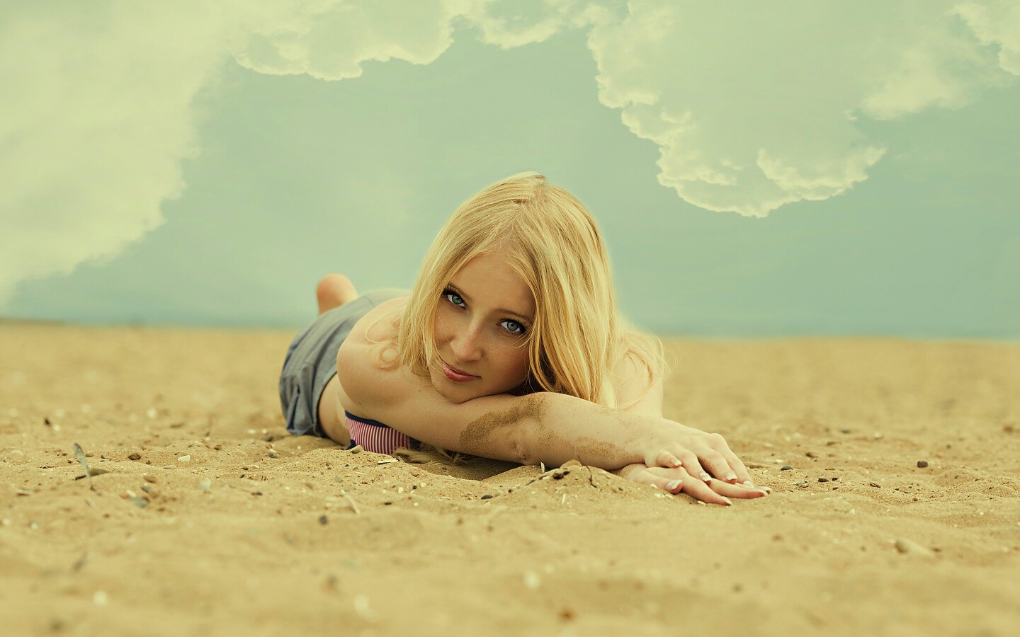 Девушка на песке обои