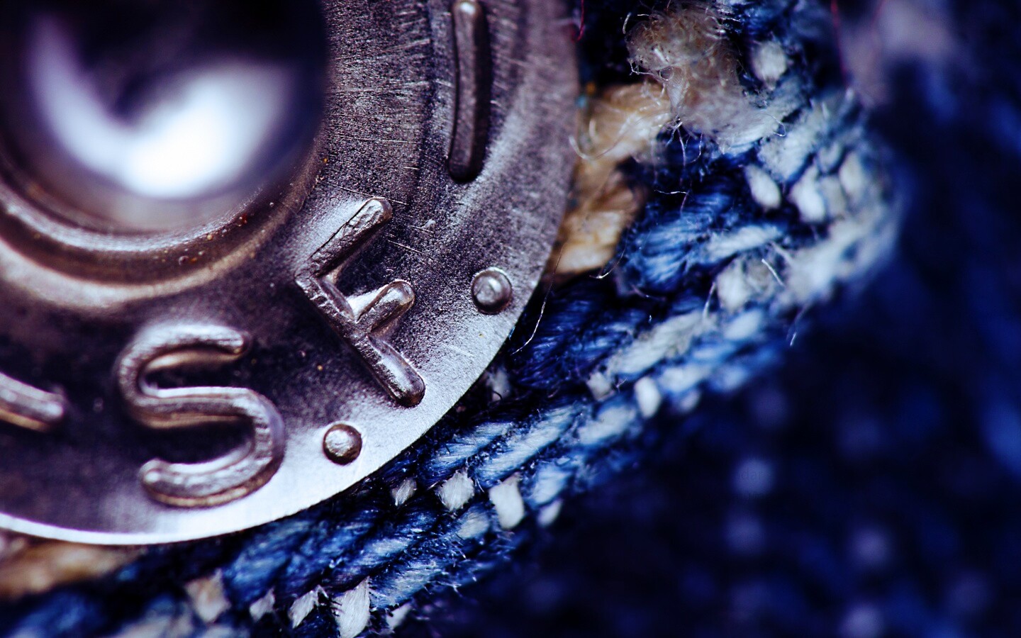 Заклепка на джинсах в макро обои