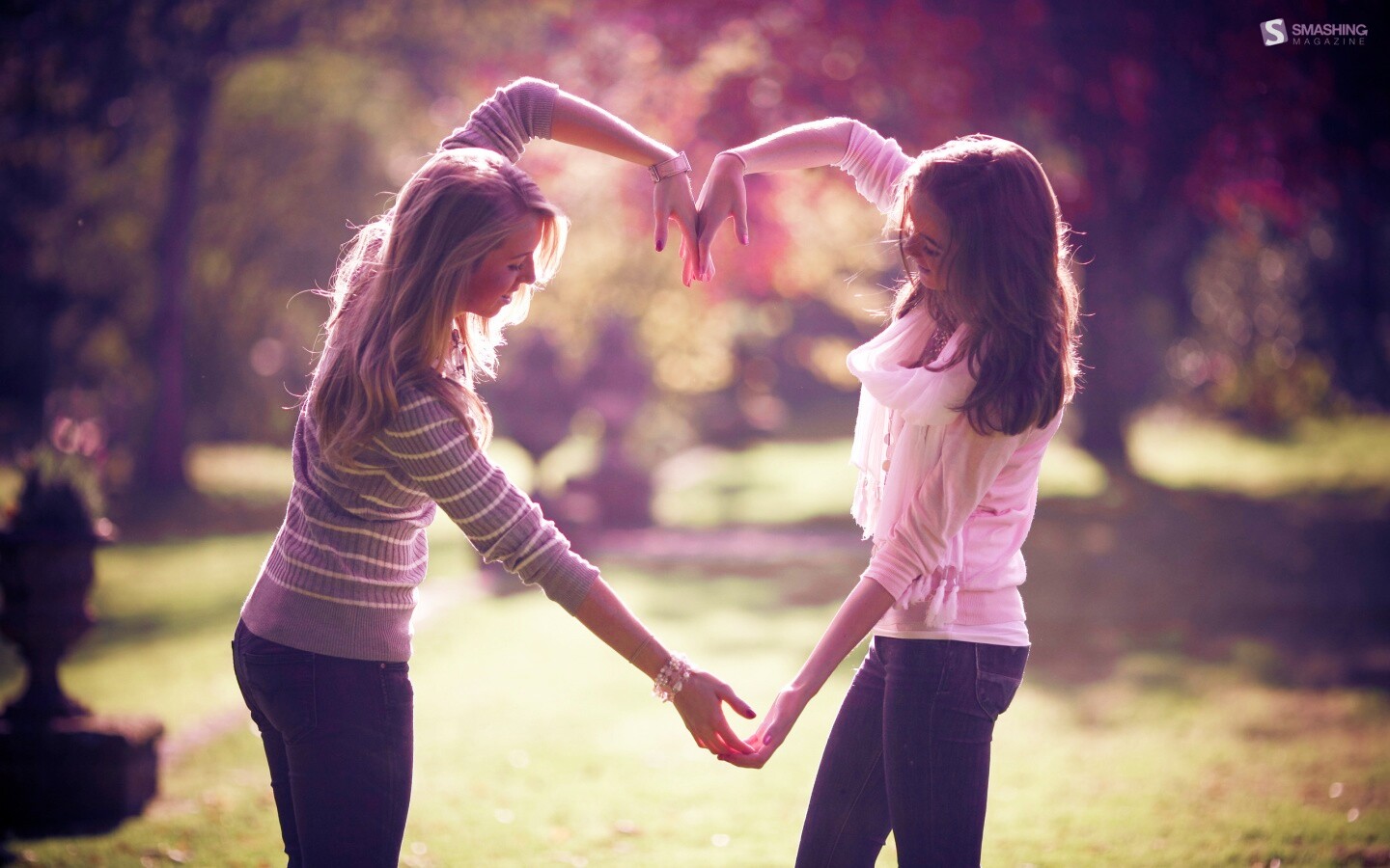 Две девушки и сердце из рук обои