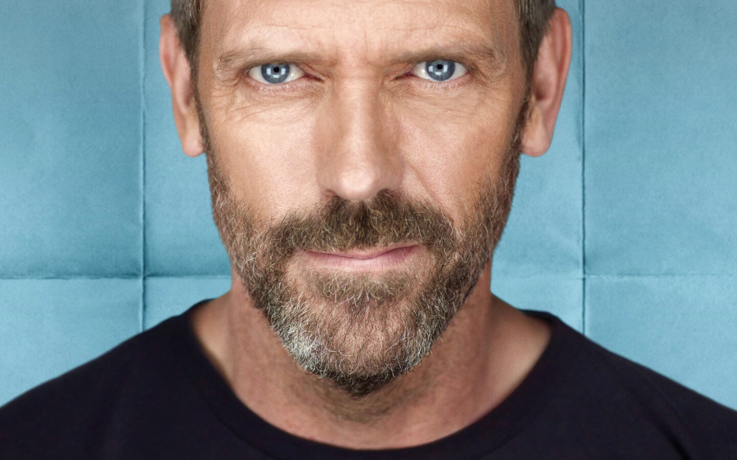 Доктор Хаус в футболке со змеями на трости обои