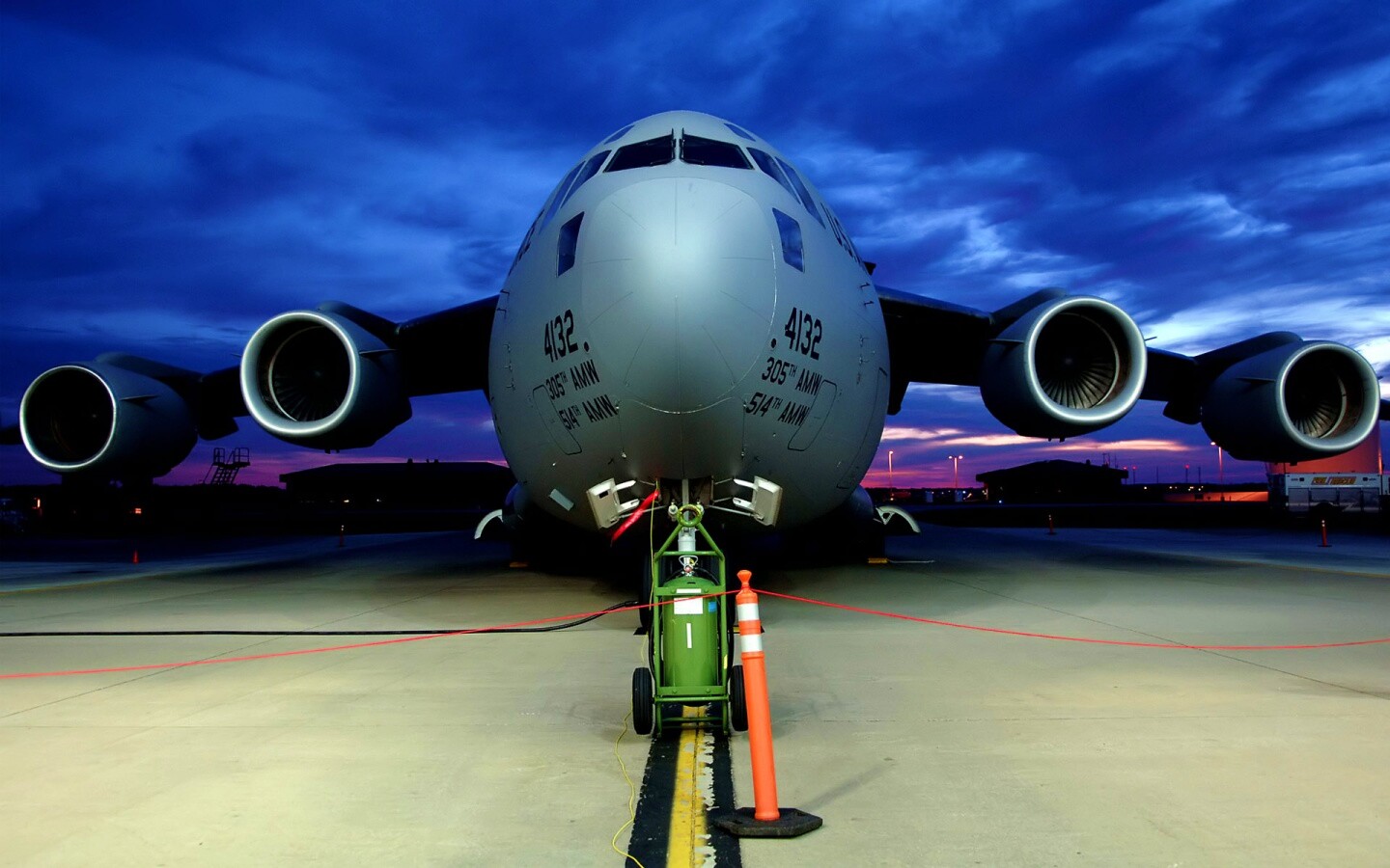 Самолет на взлетной полосе обои