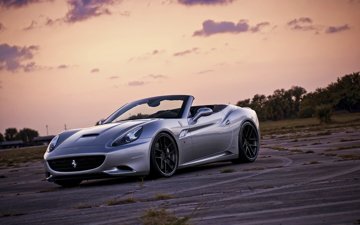 Ferrari на взлетном поле обои