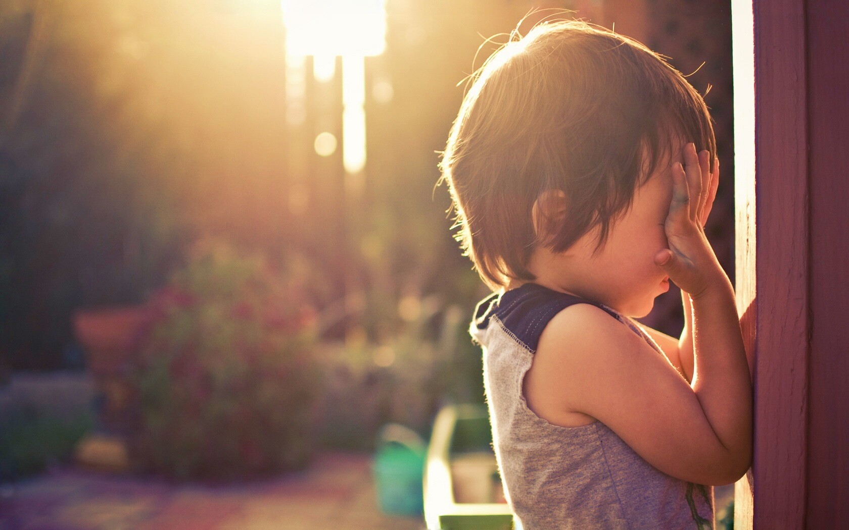 Малыш играет в прятки обои