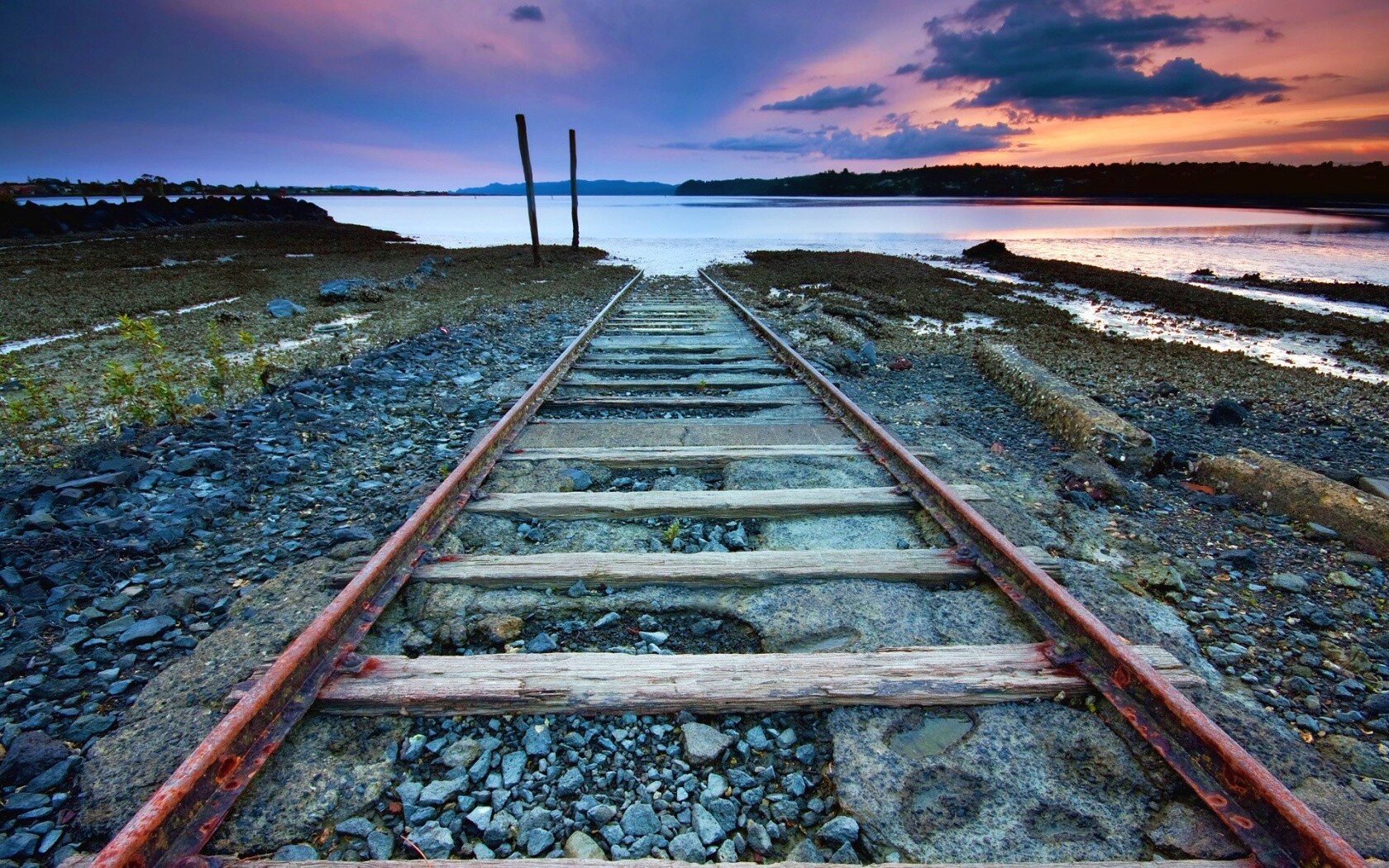 Рельсы обрывающиеся в воду обои