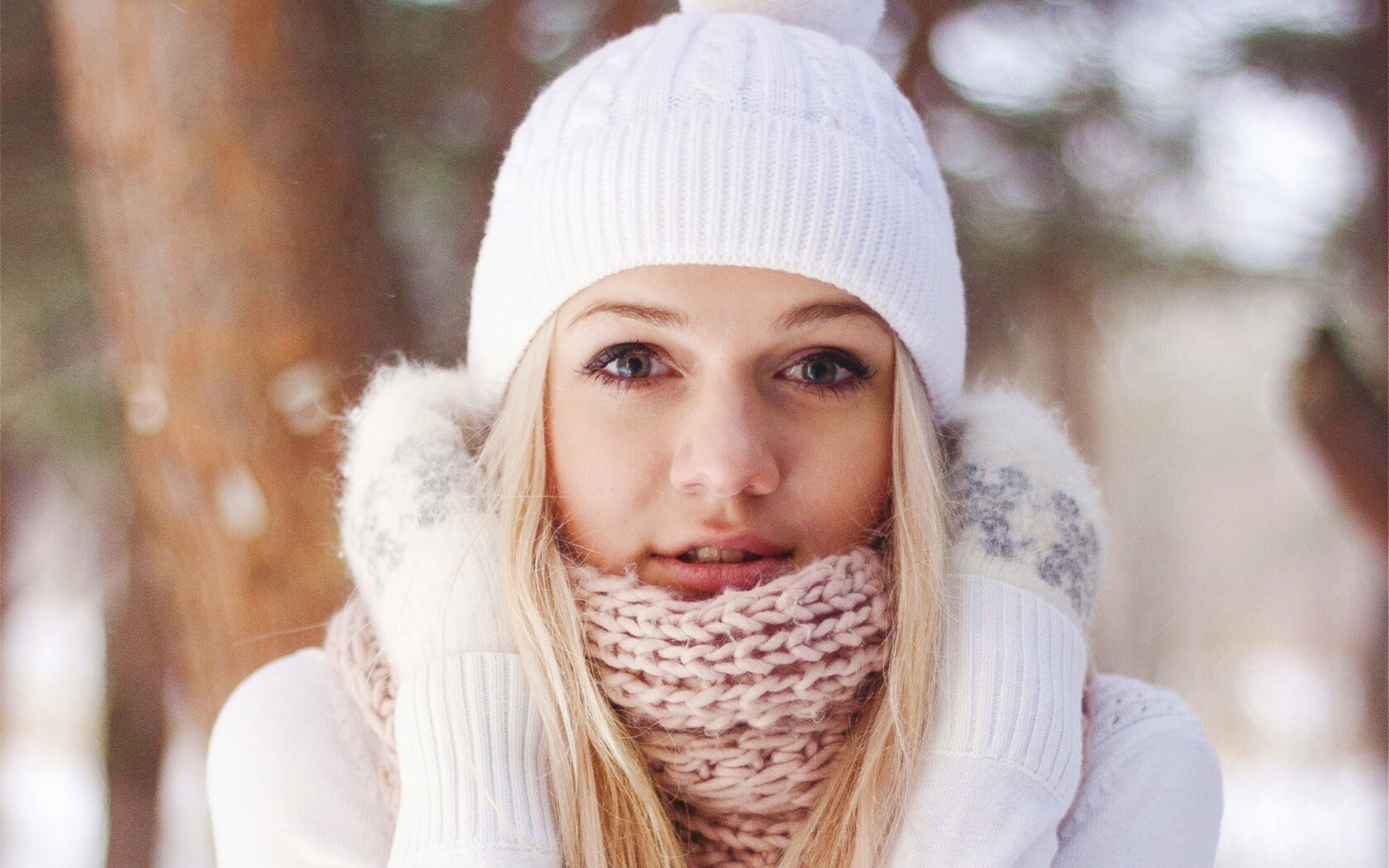 Девушка в белом в снежном лесу обои