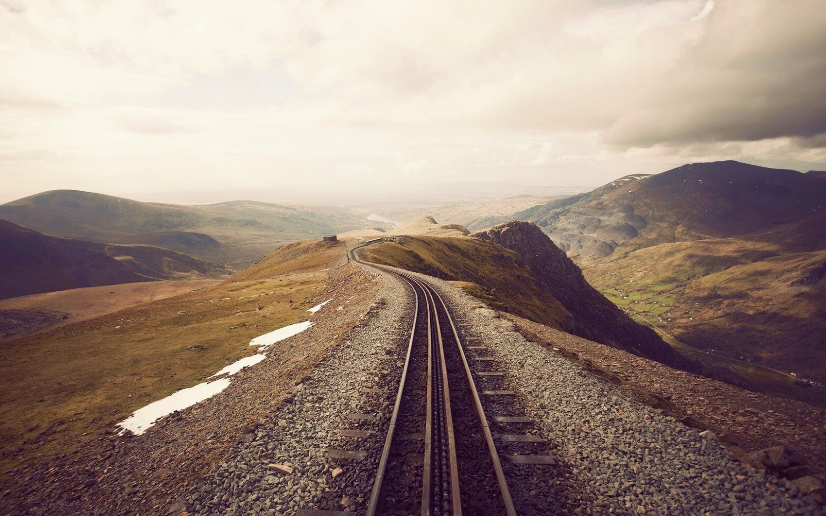 Рельсы уходящие вдаль обои