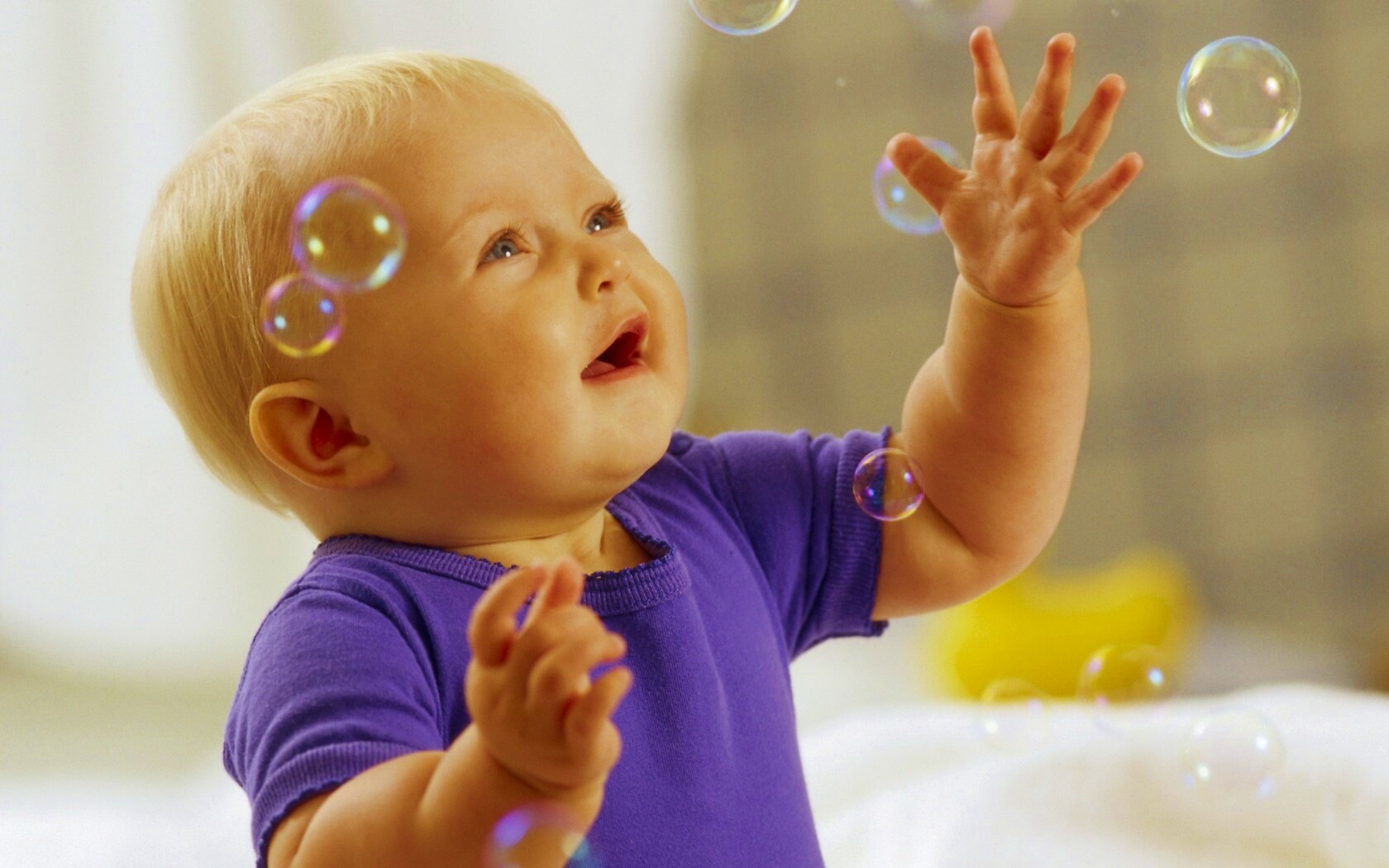 Игра с мыльными пузырями обои