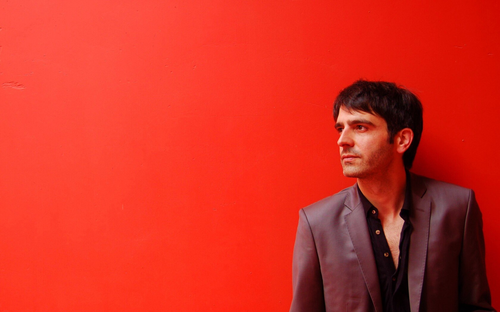 На красном фоне обои