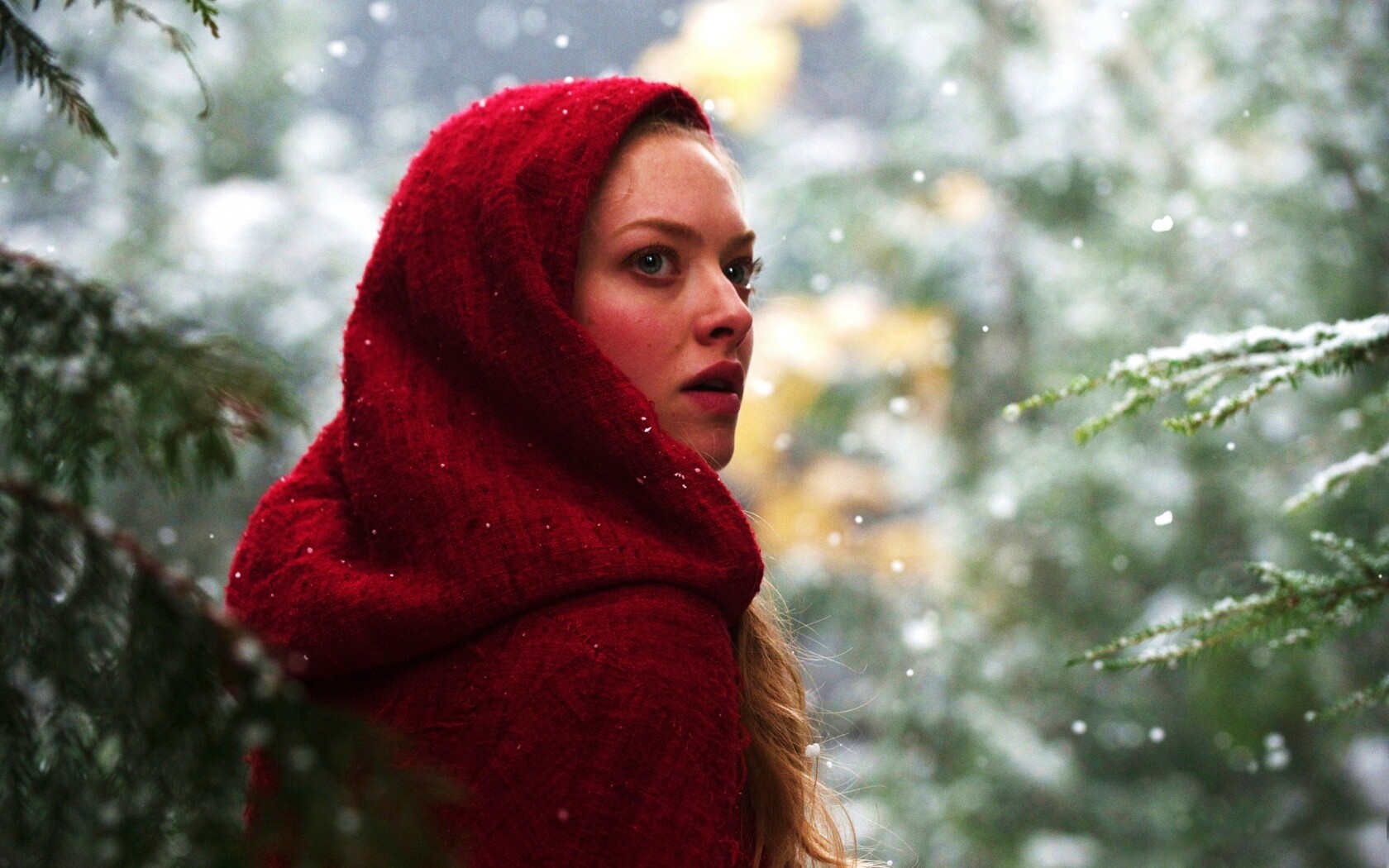Amanda Seyfried in Red Riding Hood обои
