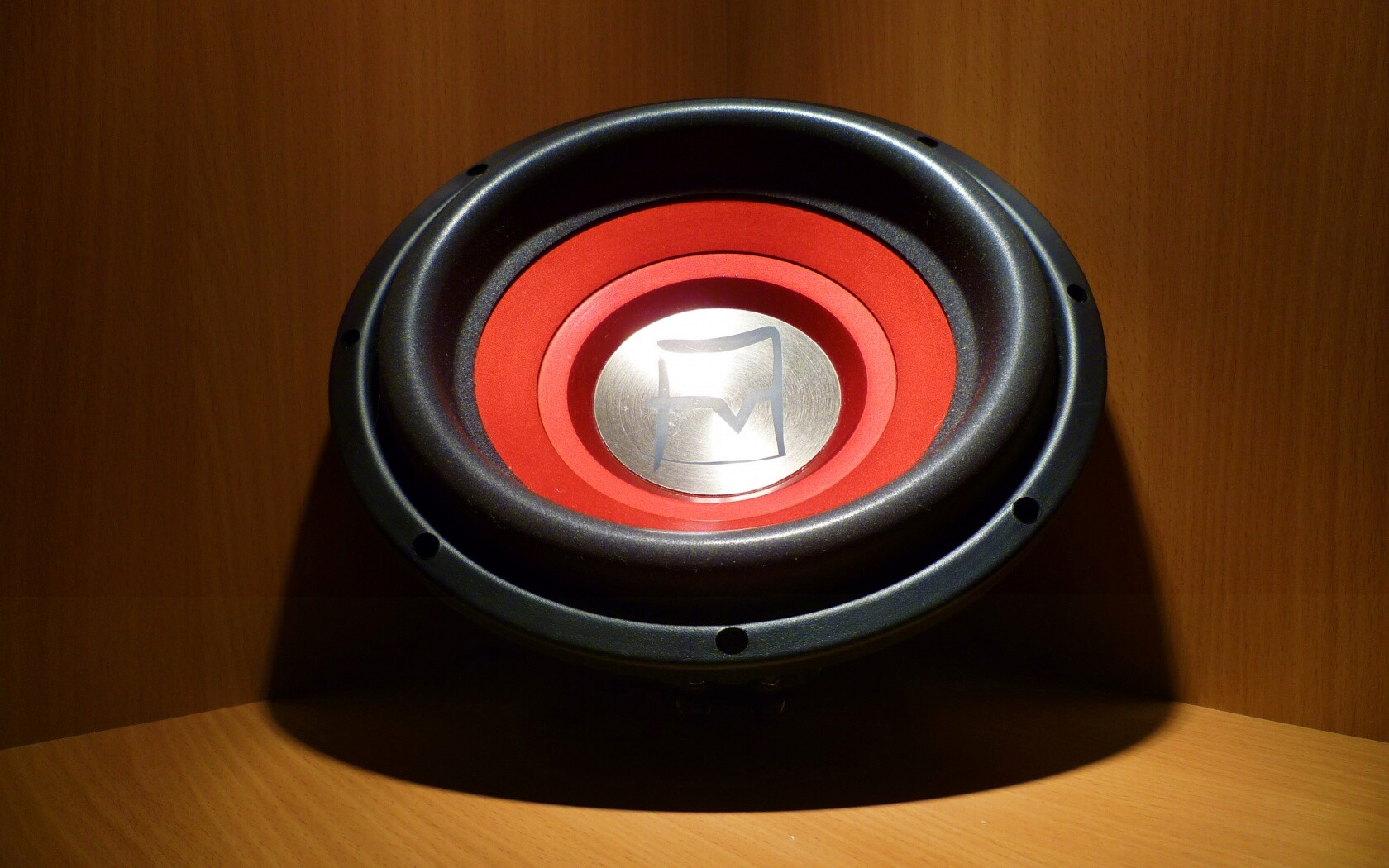 Сабвуфер в углу обои