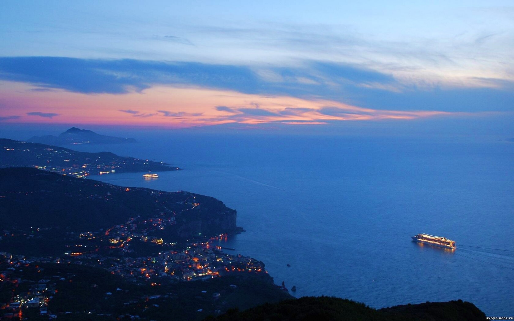 Городок у моря обои