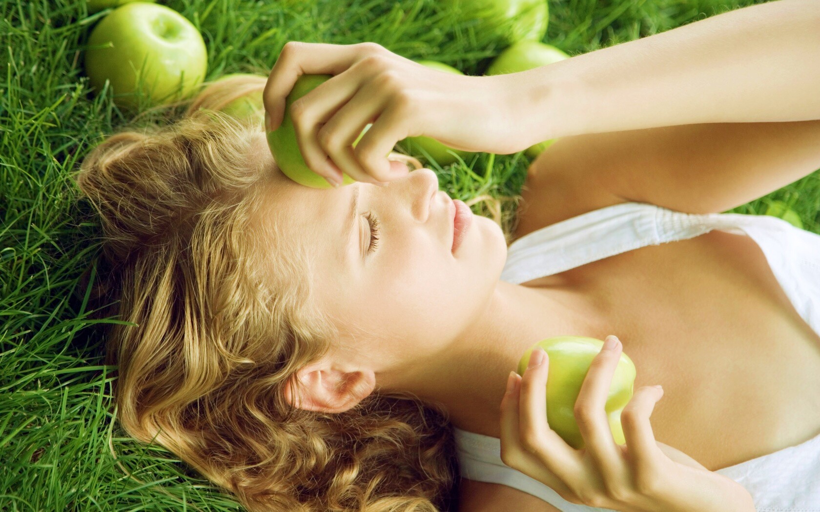 Девушка с яблоками обои