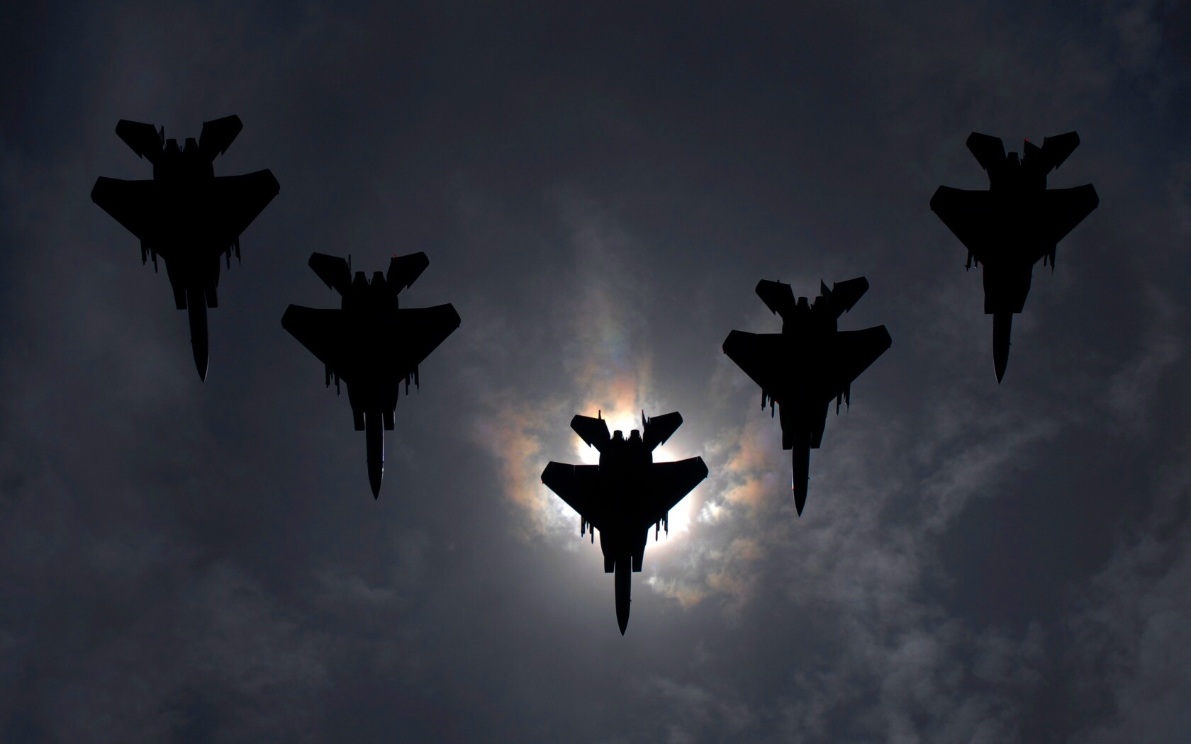 Ряд истрибителей на фоне солнца обои