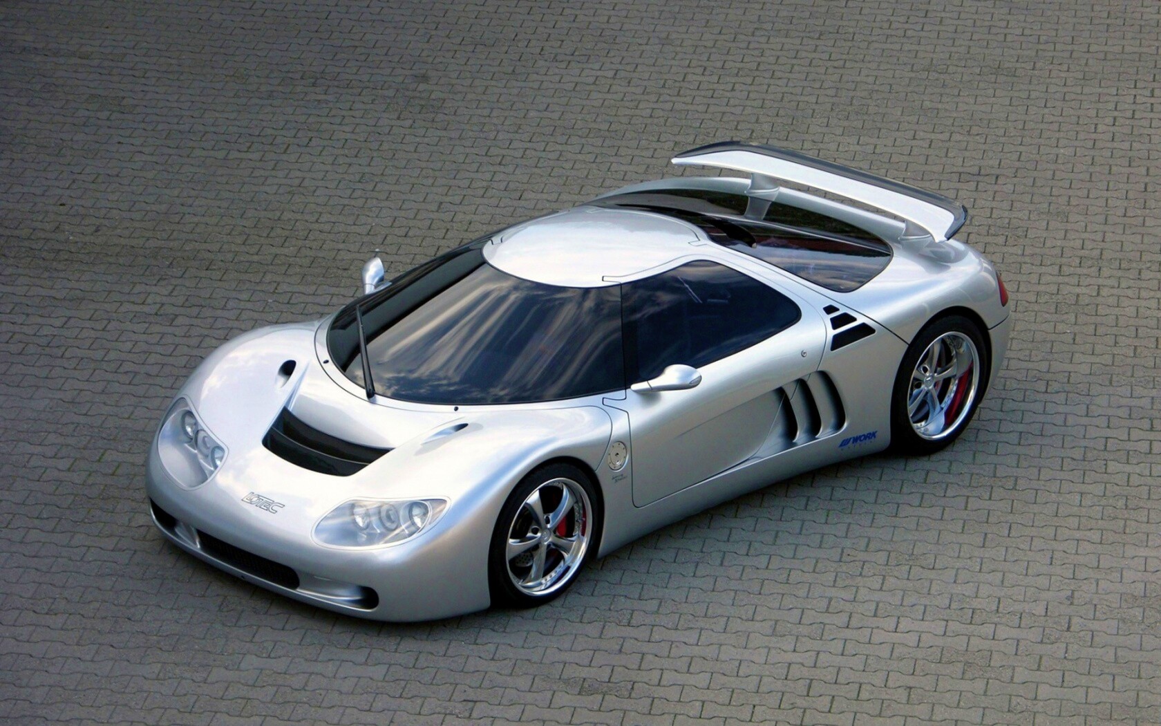 Красивый серебристый спорткар обои