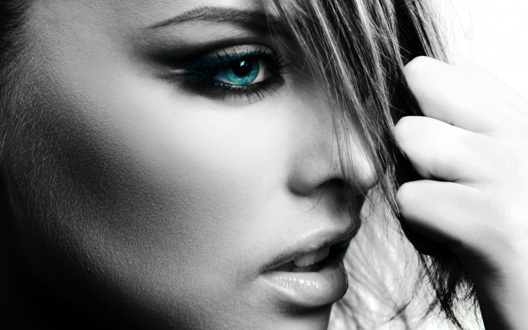 Глаза цвета моря обои