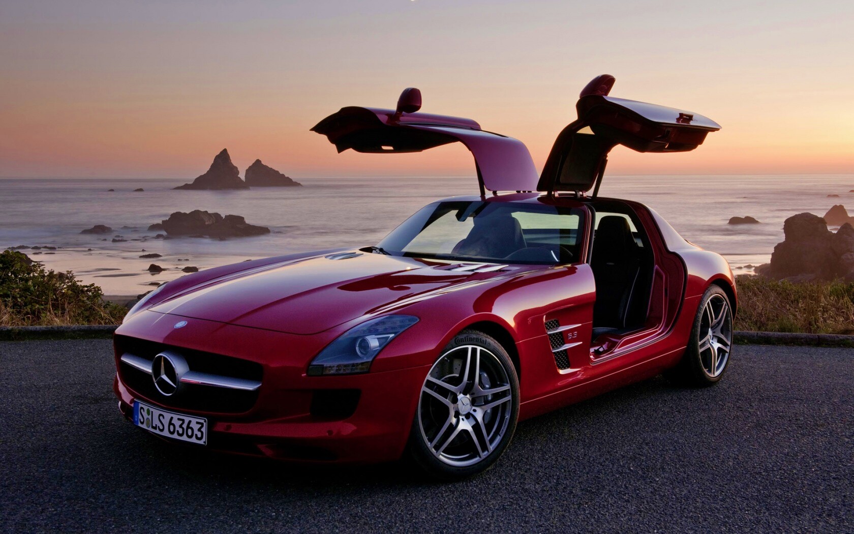 Мерседес на побережье обои