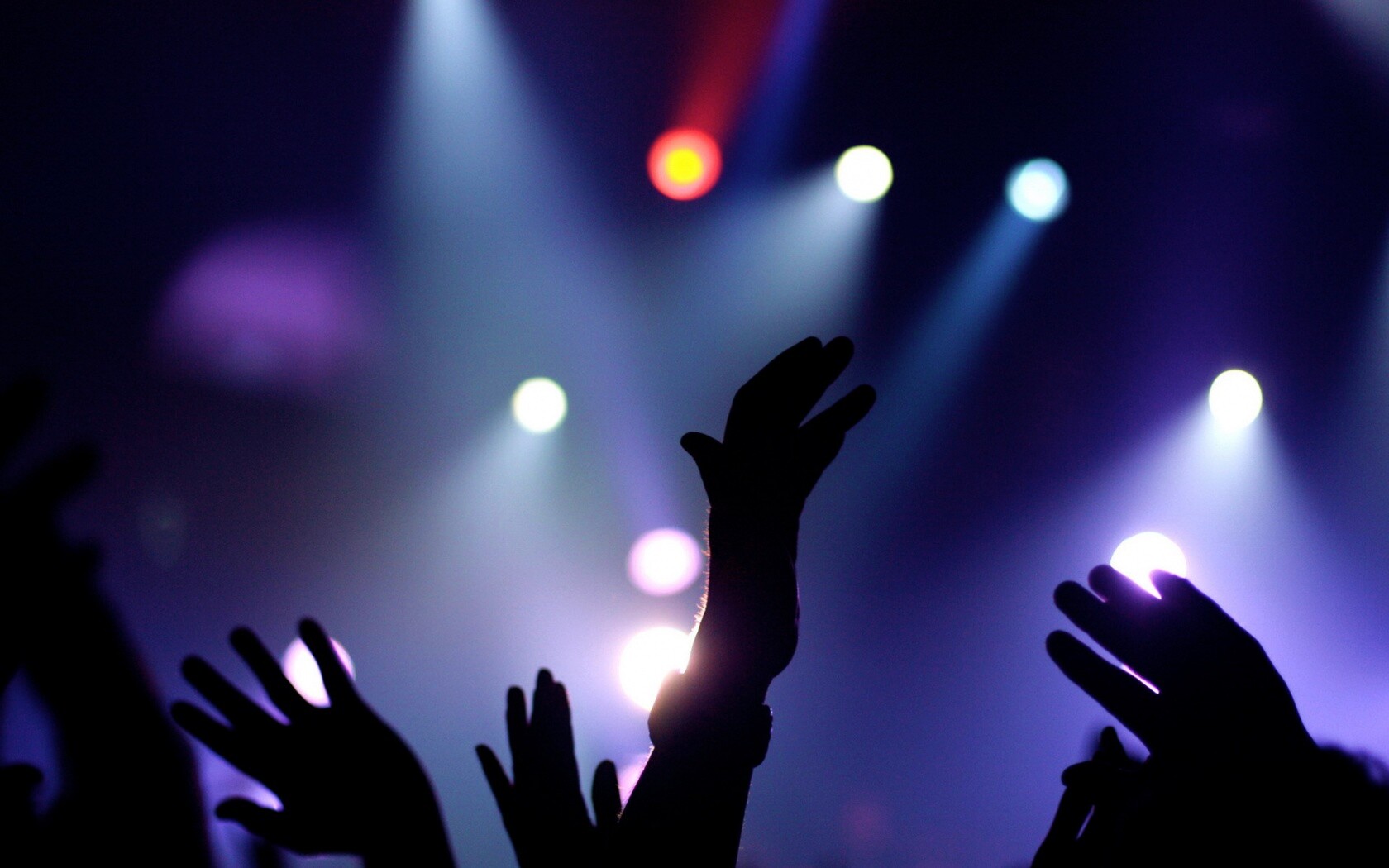 Руки людей на концерте обои