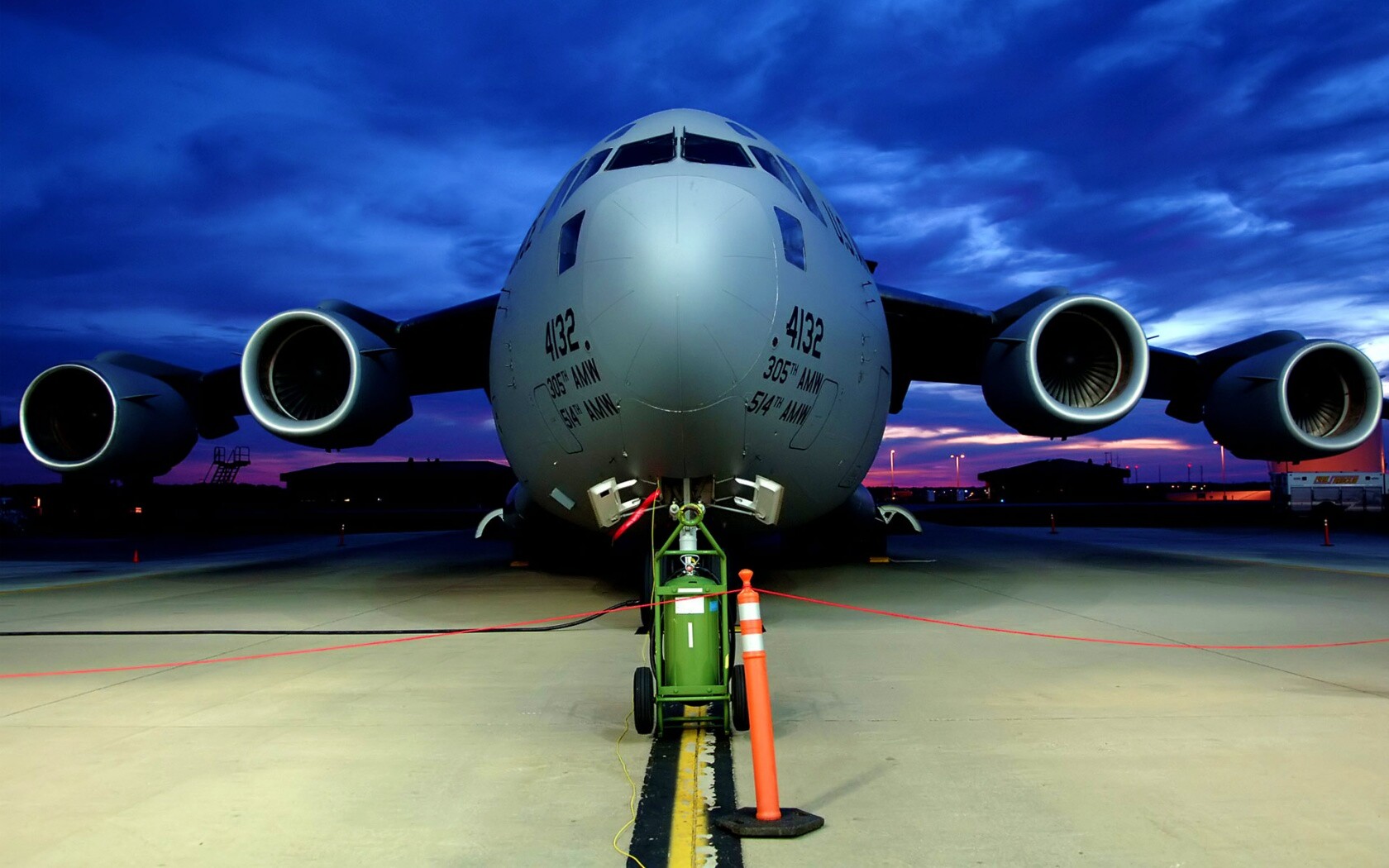 Самолет на взлетной полосе обои