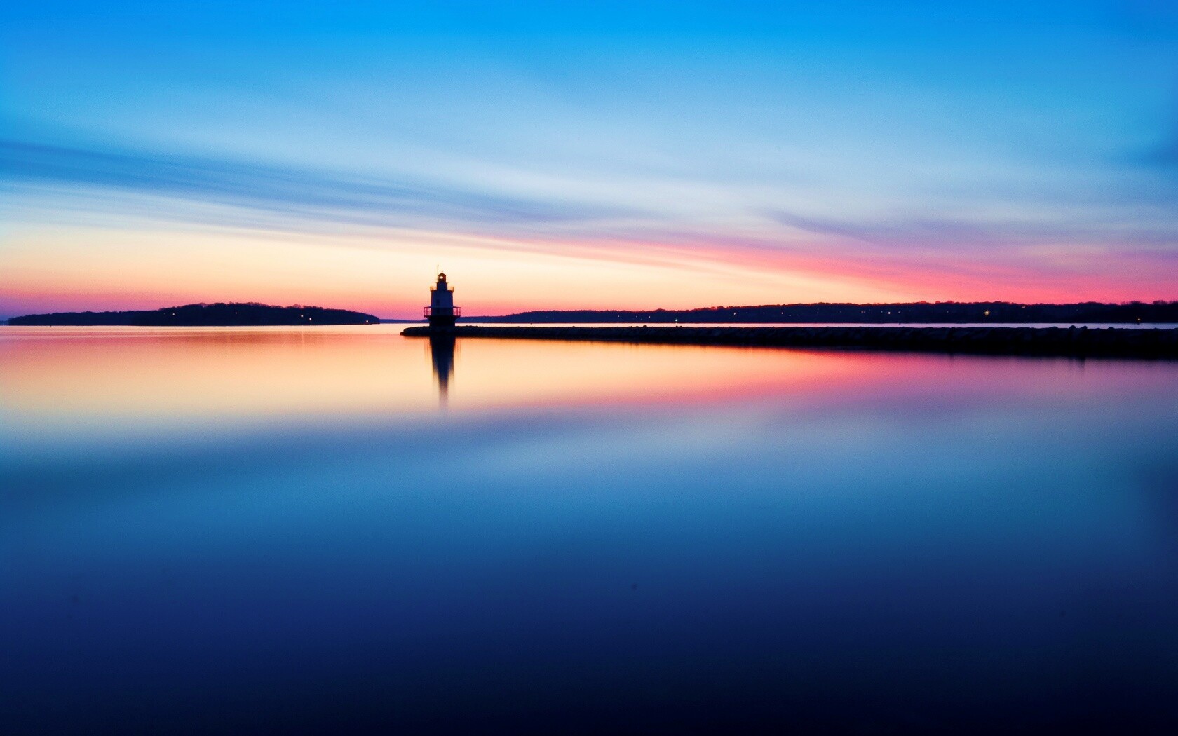Маяк и его отражение обои
