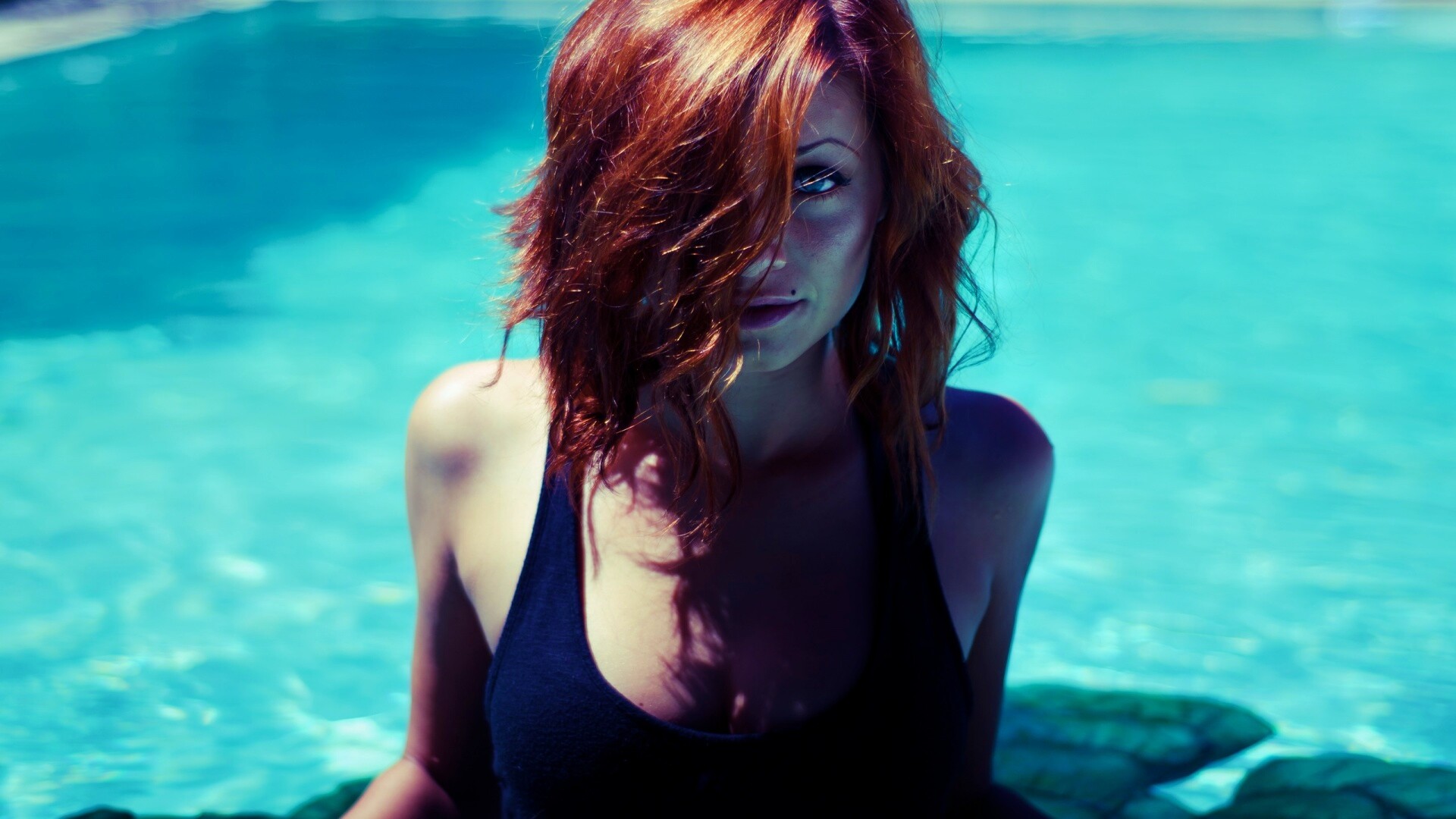 Девушка рядом с бассейном обои