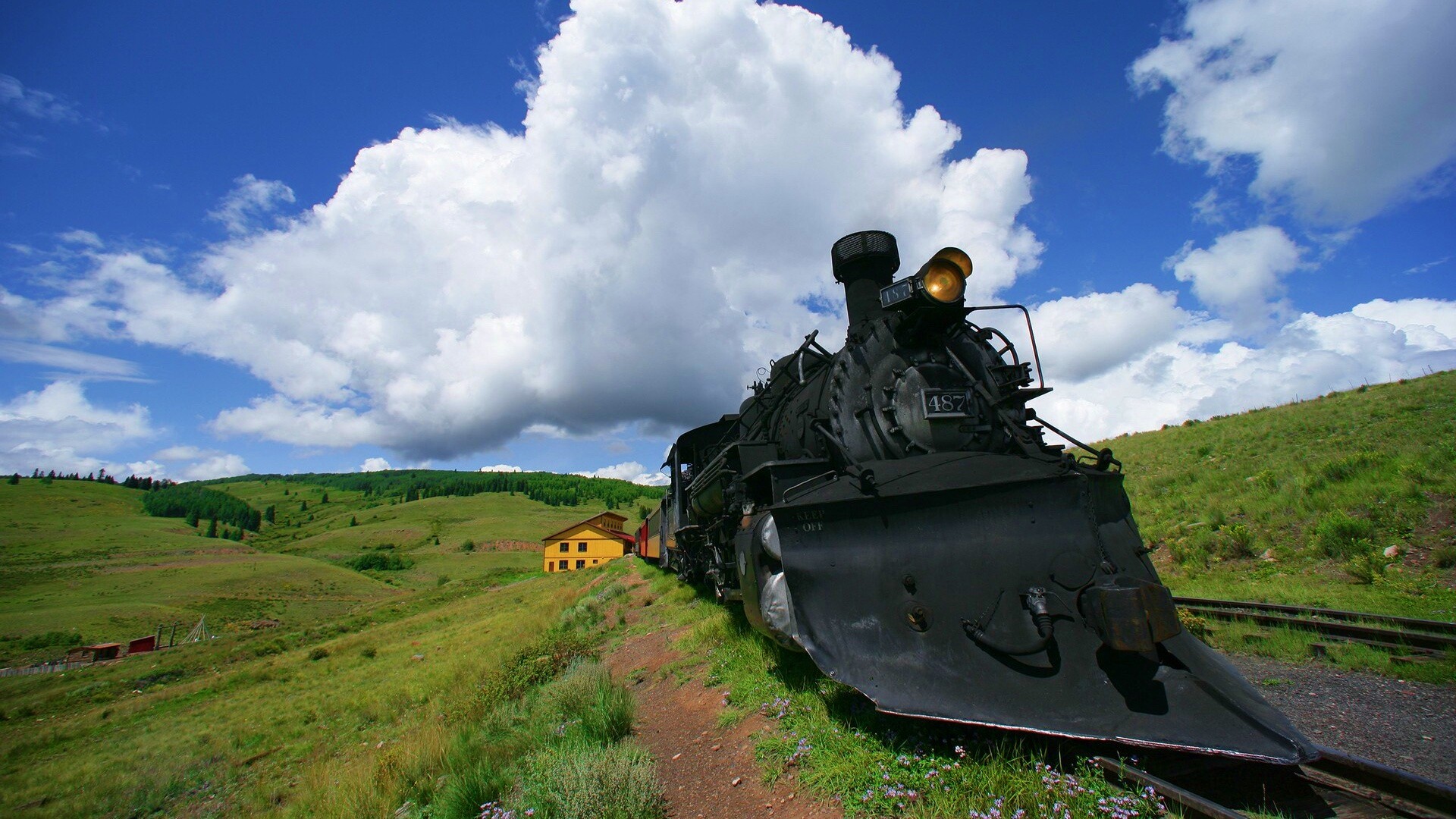 Паровоз на деревенской станции обои