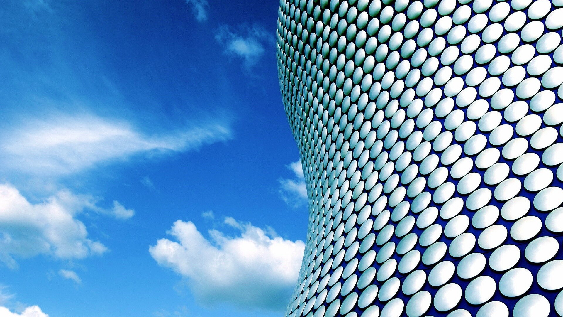 Стена из белых кругов обои