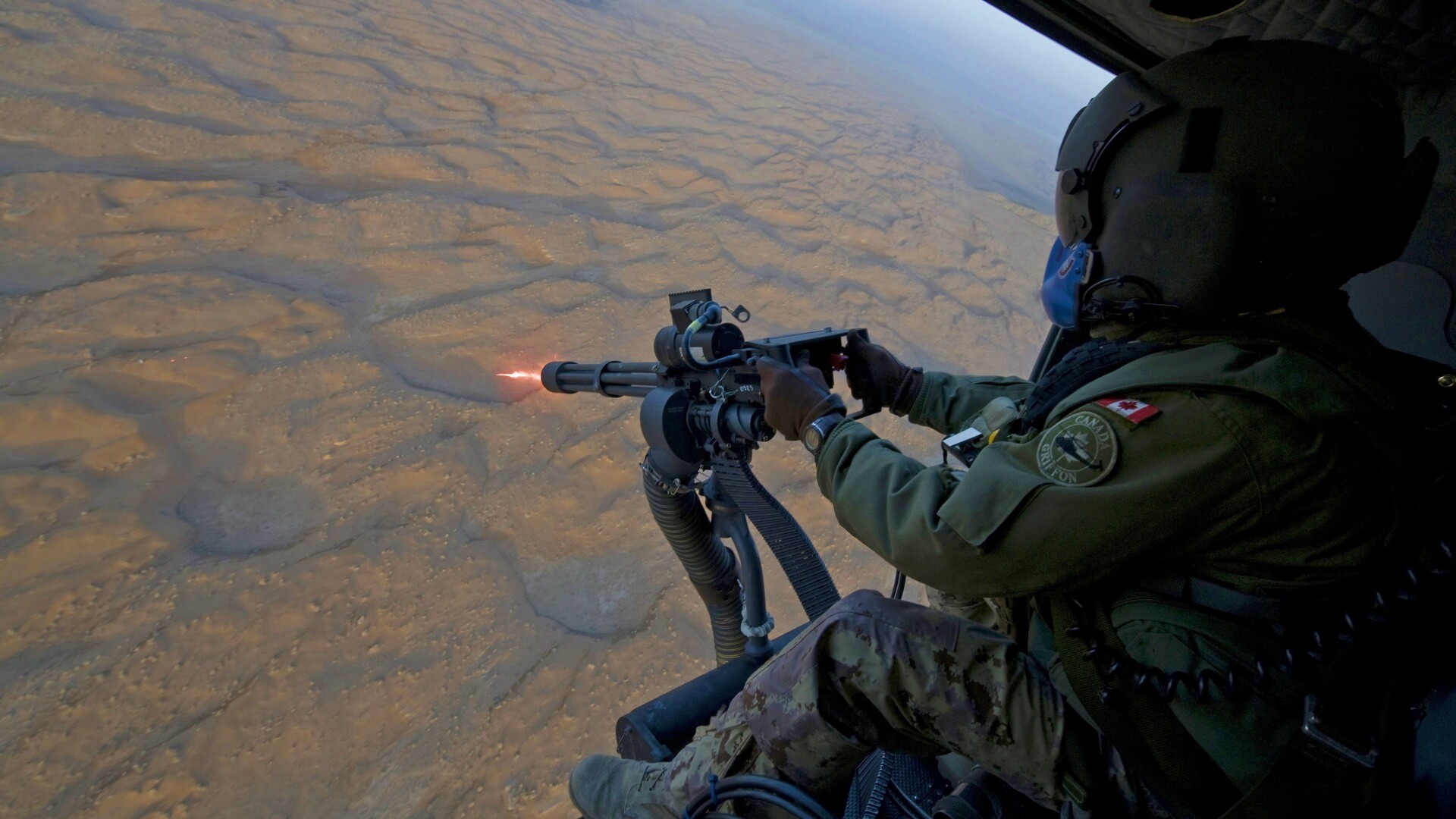 Обстрел с борта вертолета обои