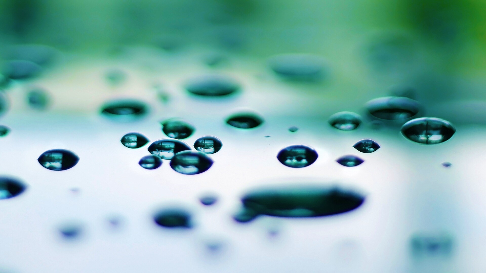 Темные капли на зеркальнйо поверхности обои