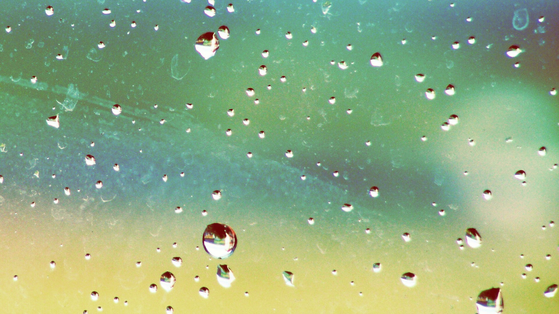 Капли на грязном стекле обои