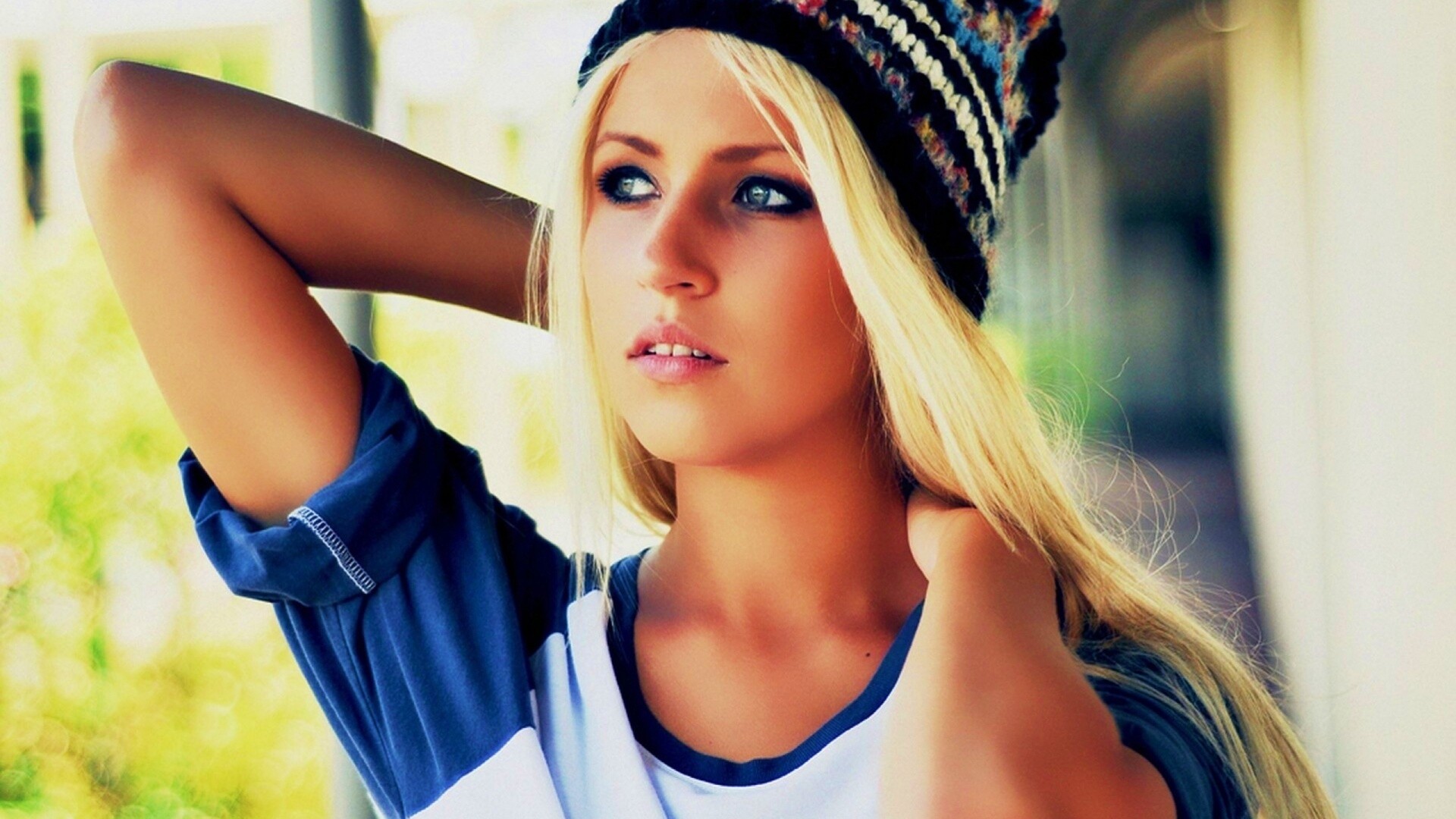 Блондинка в вязанной шапке обои