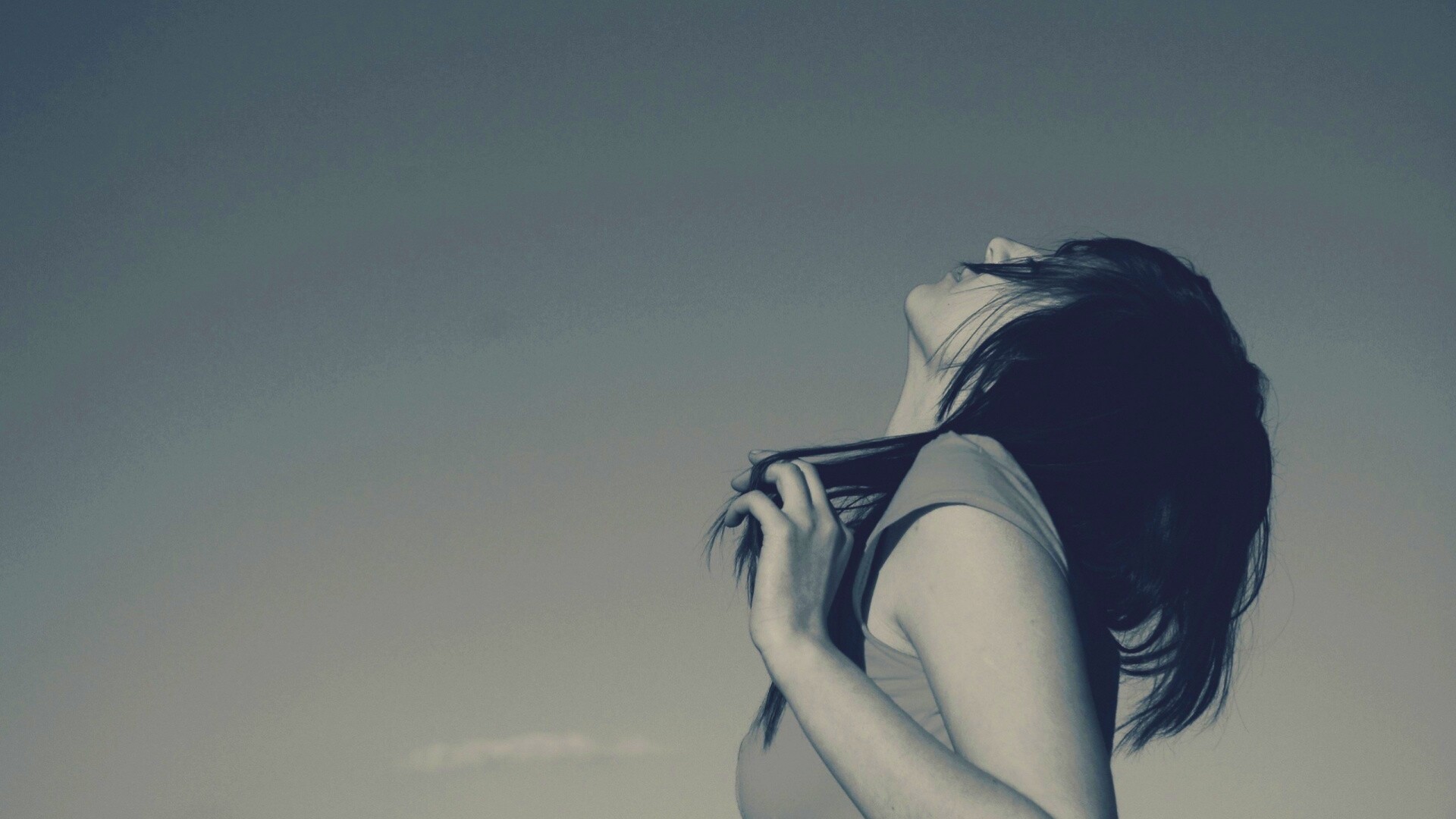 Взгляд брюнетки в небо обои