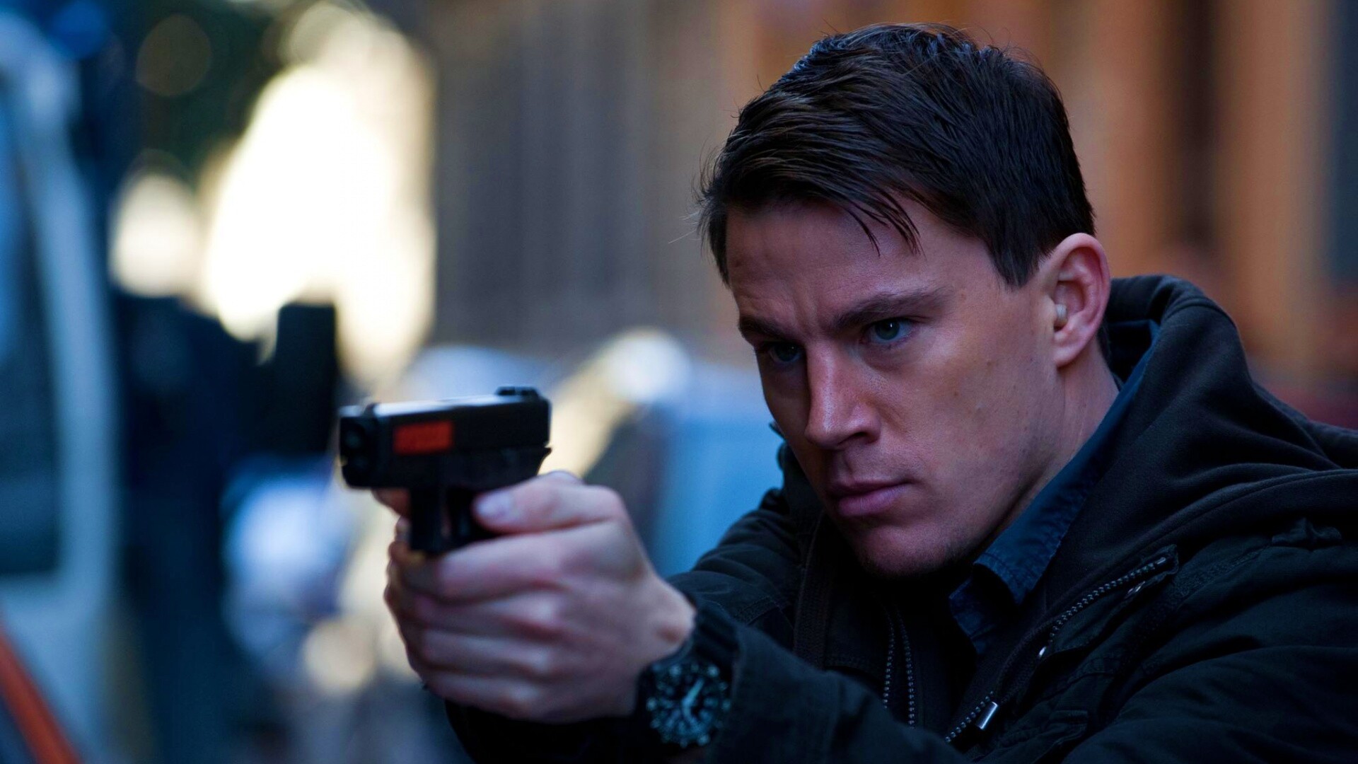 Ченнинг Татум с пистолетом обои