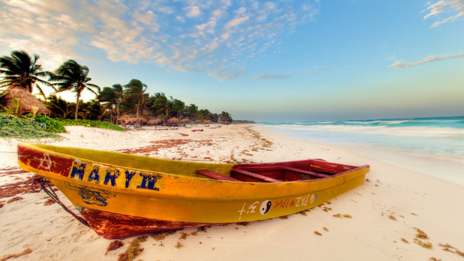 Лодка на берегу моря MARY IV обои