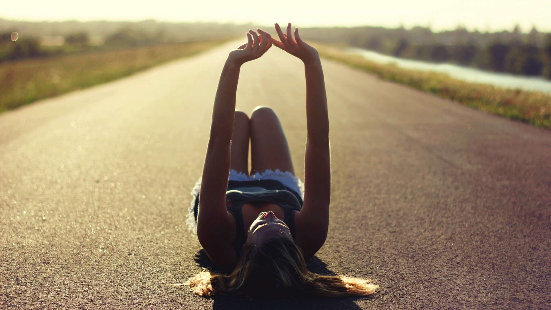 Девушка на асфальте обои