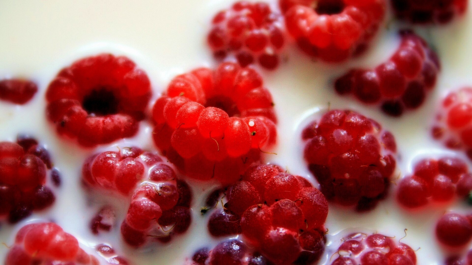 Малина в молоке обои