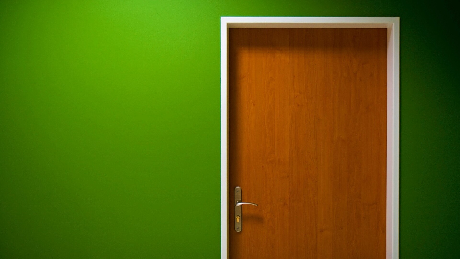 Дверь в стене обои