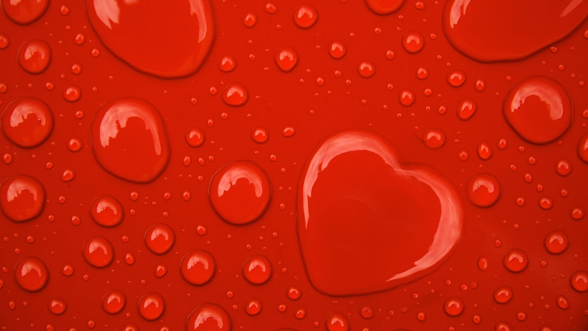 Капли на красном фоне обои
