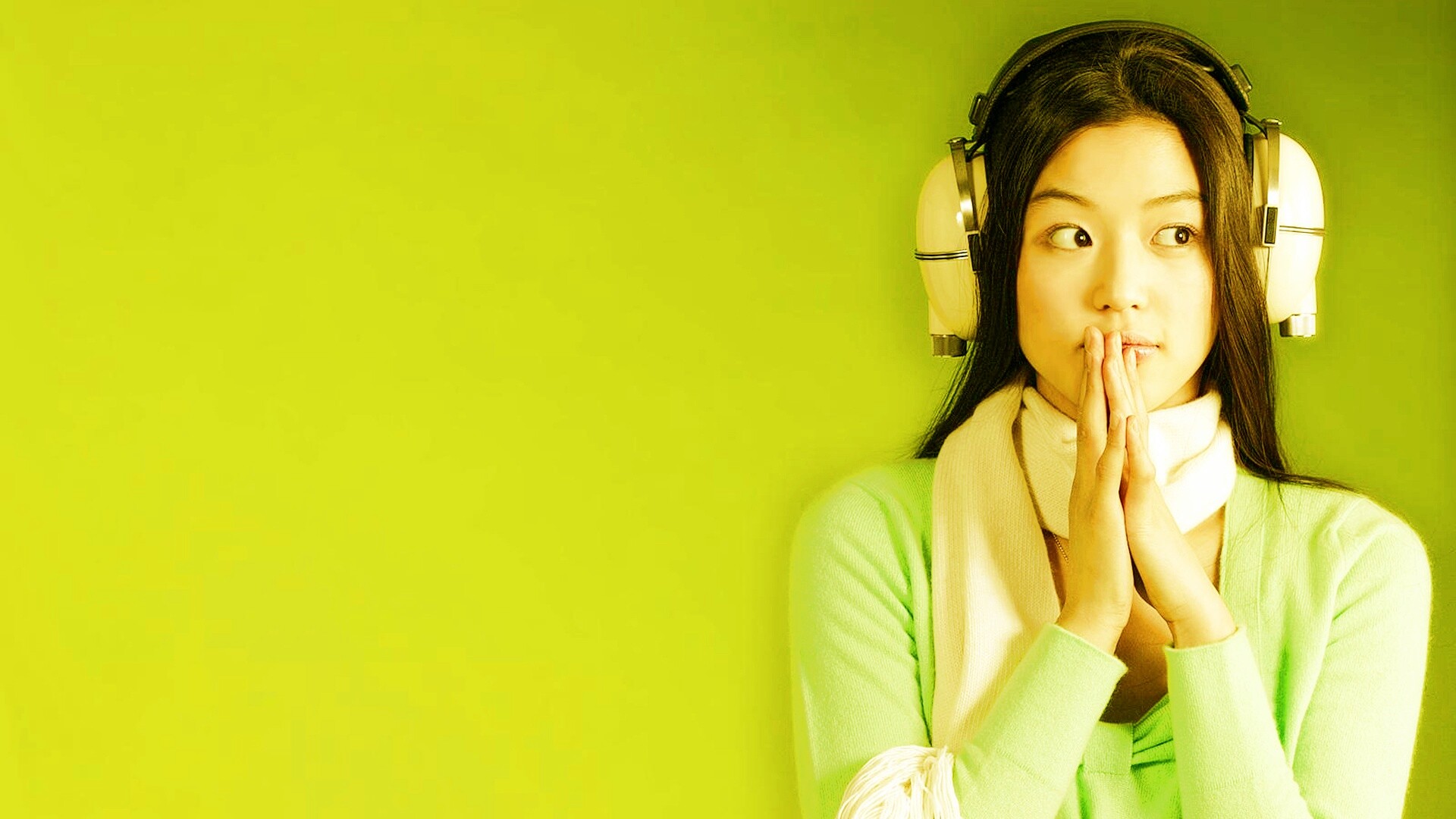 Японка в наушниках обои