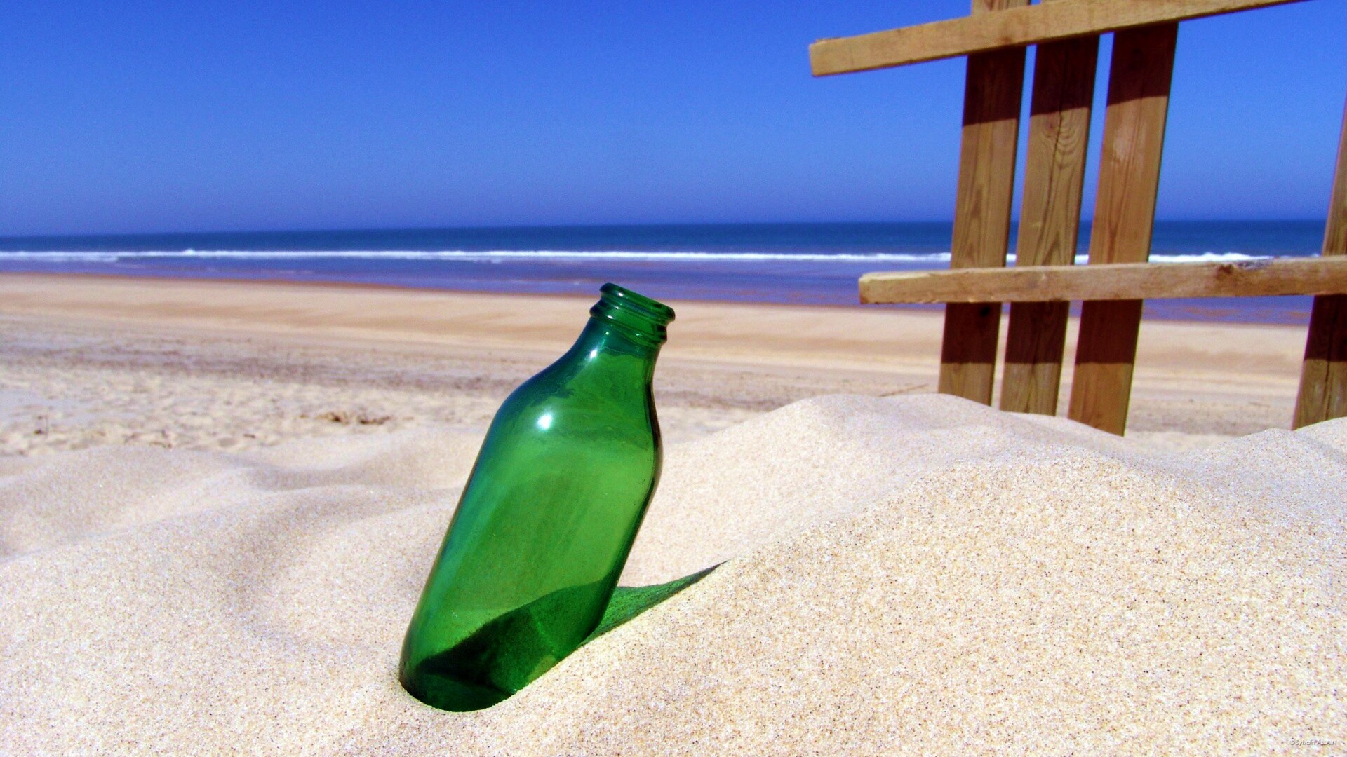 Бутылка на пляже обои